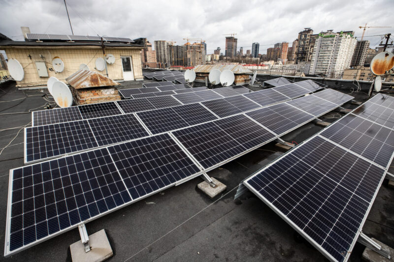В ОСББ «Художник» встановили сонячні панелі на даху будинку