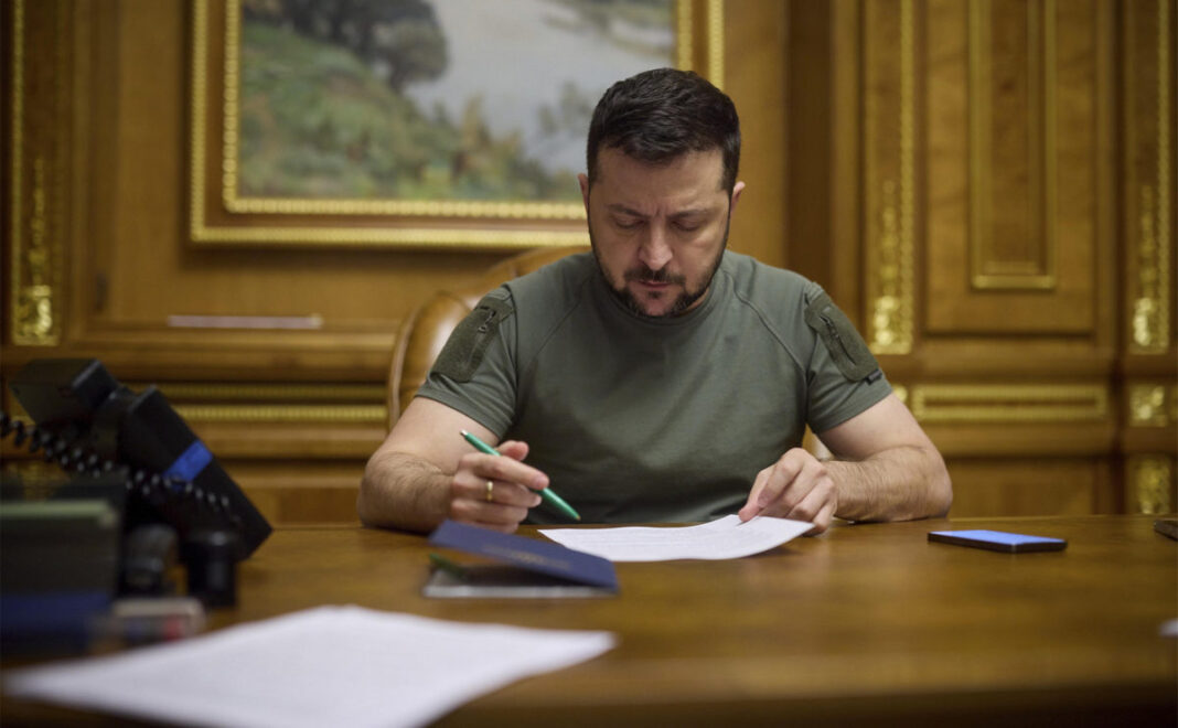 Президент України Володимир Зеленський підписує Закон Президент України Володимир Зеленський підписує Закон