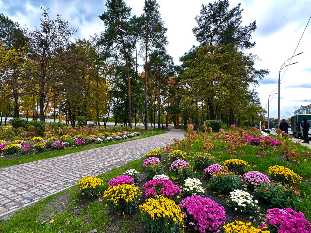 Комунальники облаштували 10 нових мініскверів