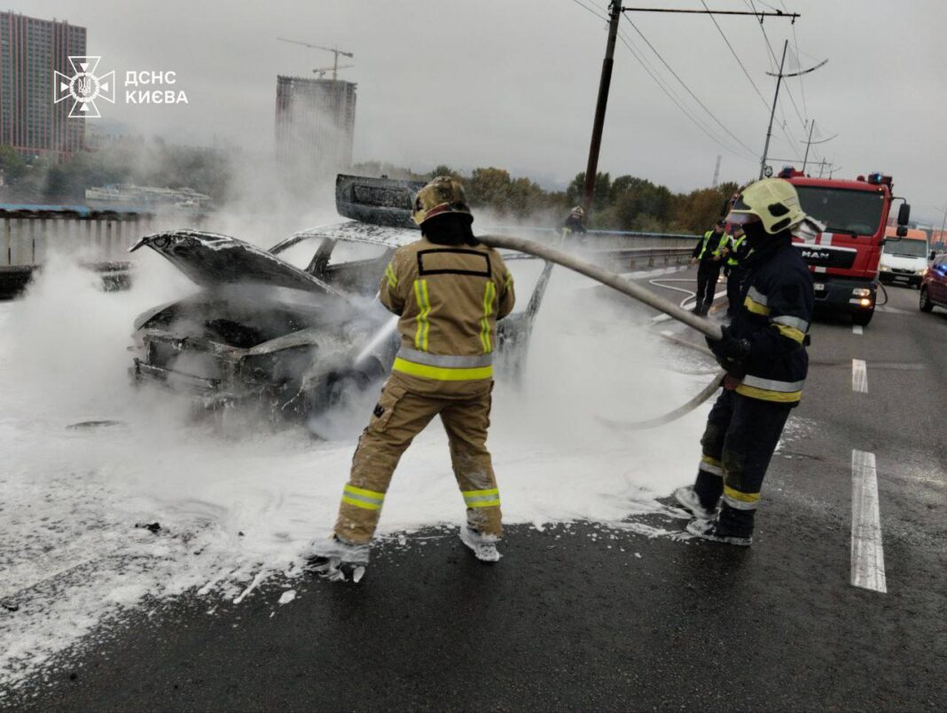 На Північному мості загорілась автівка під час руху